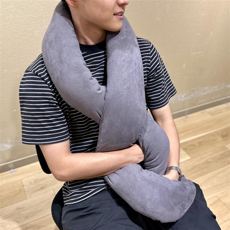 座る