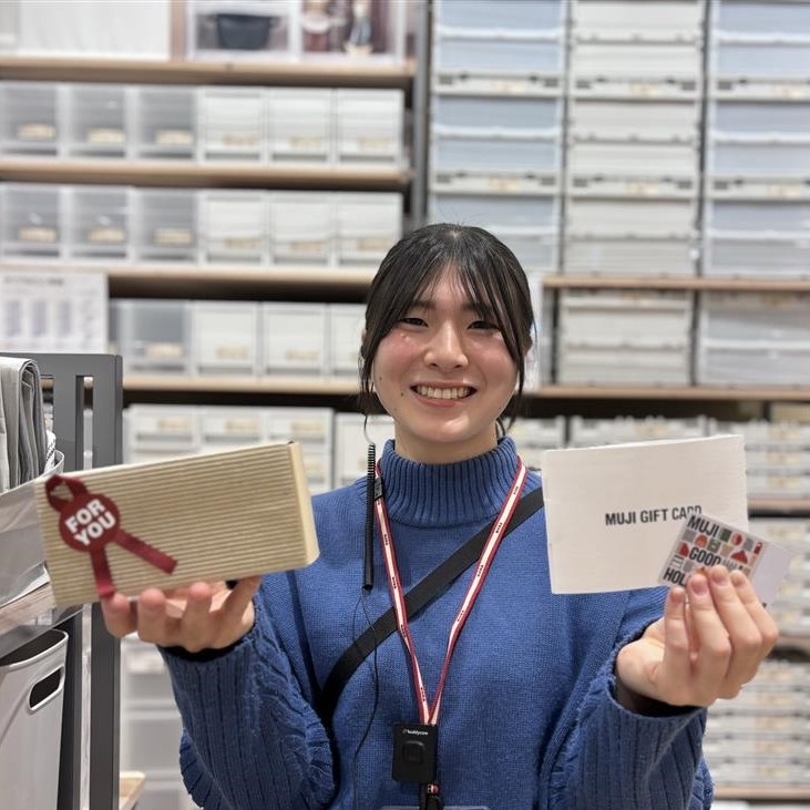 ギフトカードとスタッフ