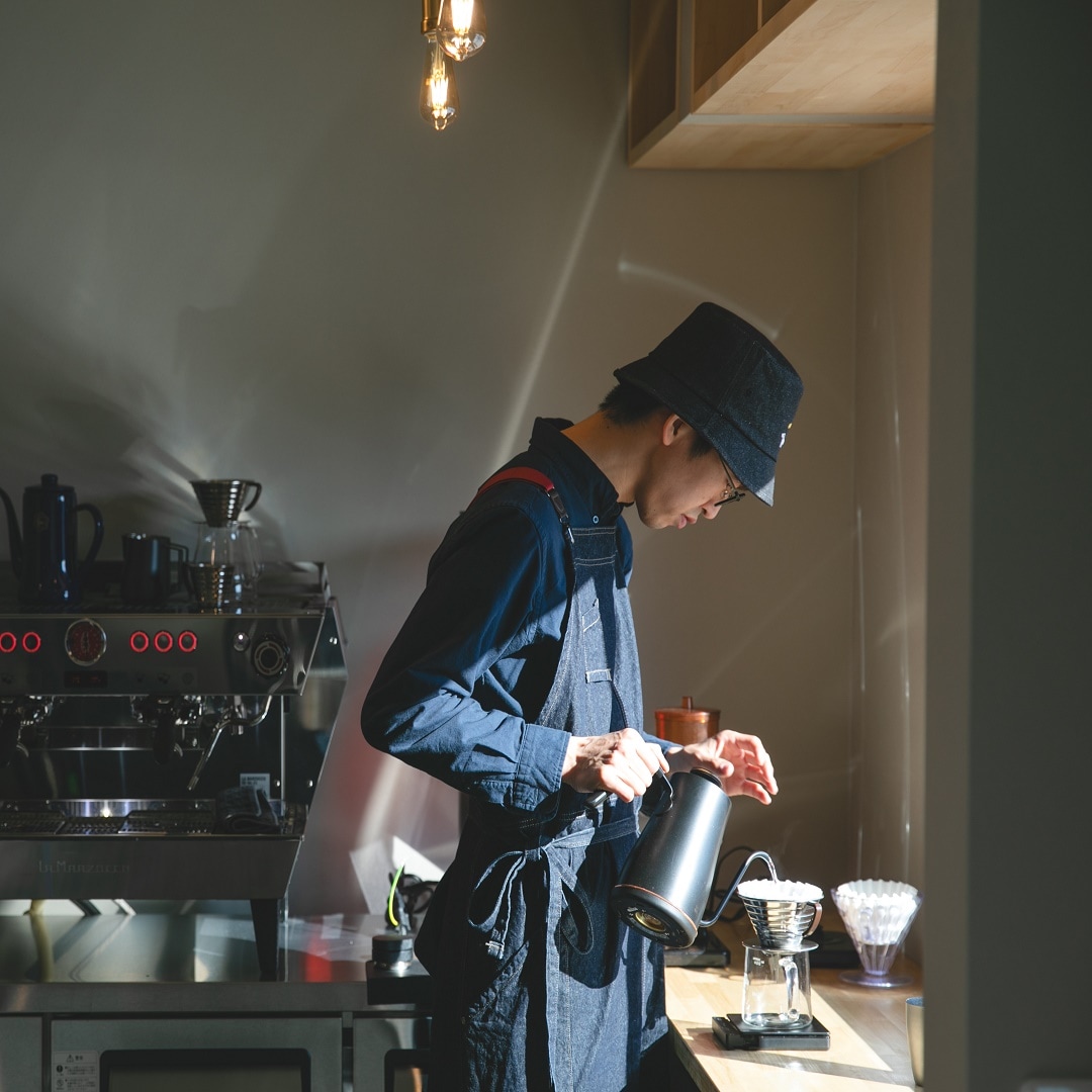 コーヒーをいれてるお店の方
