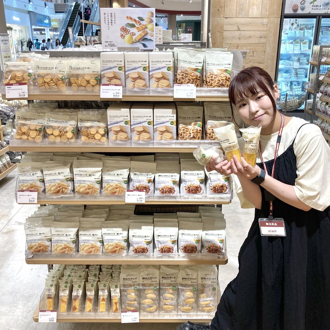 レモンのお菓子の売場を紹介してる女性スタッフ