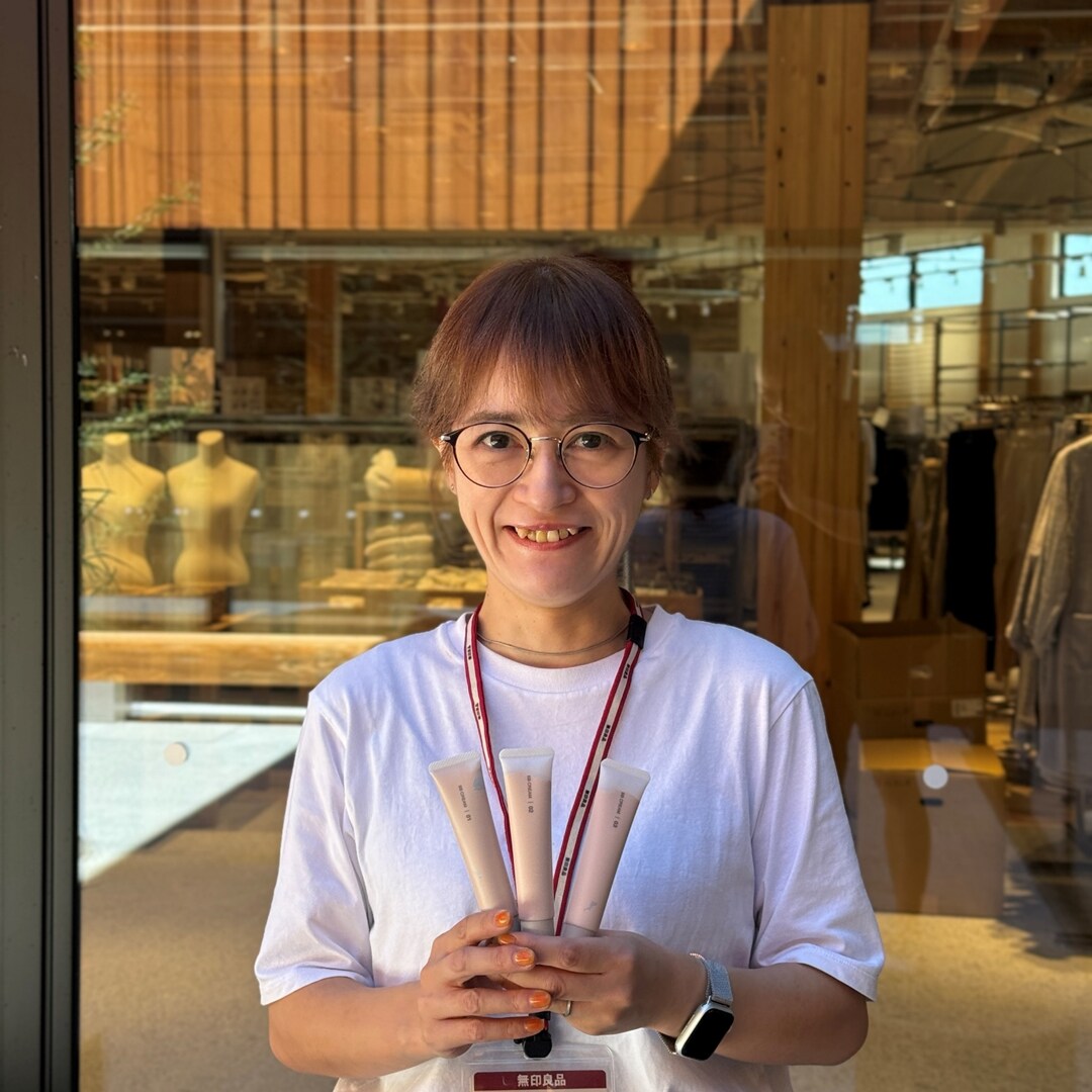 BBクリームを持った人物