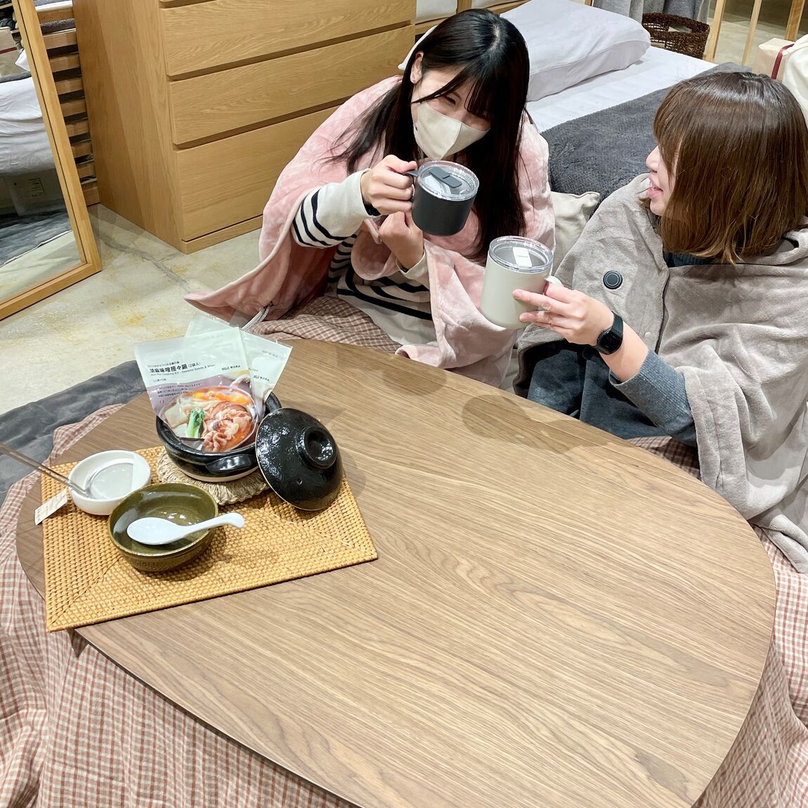 グレー