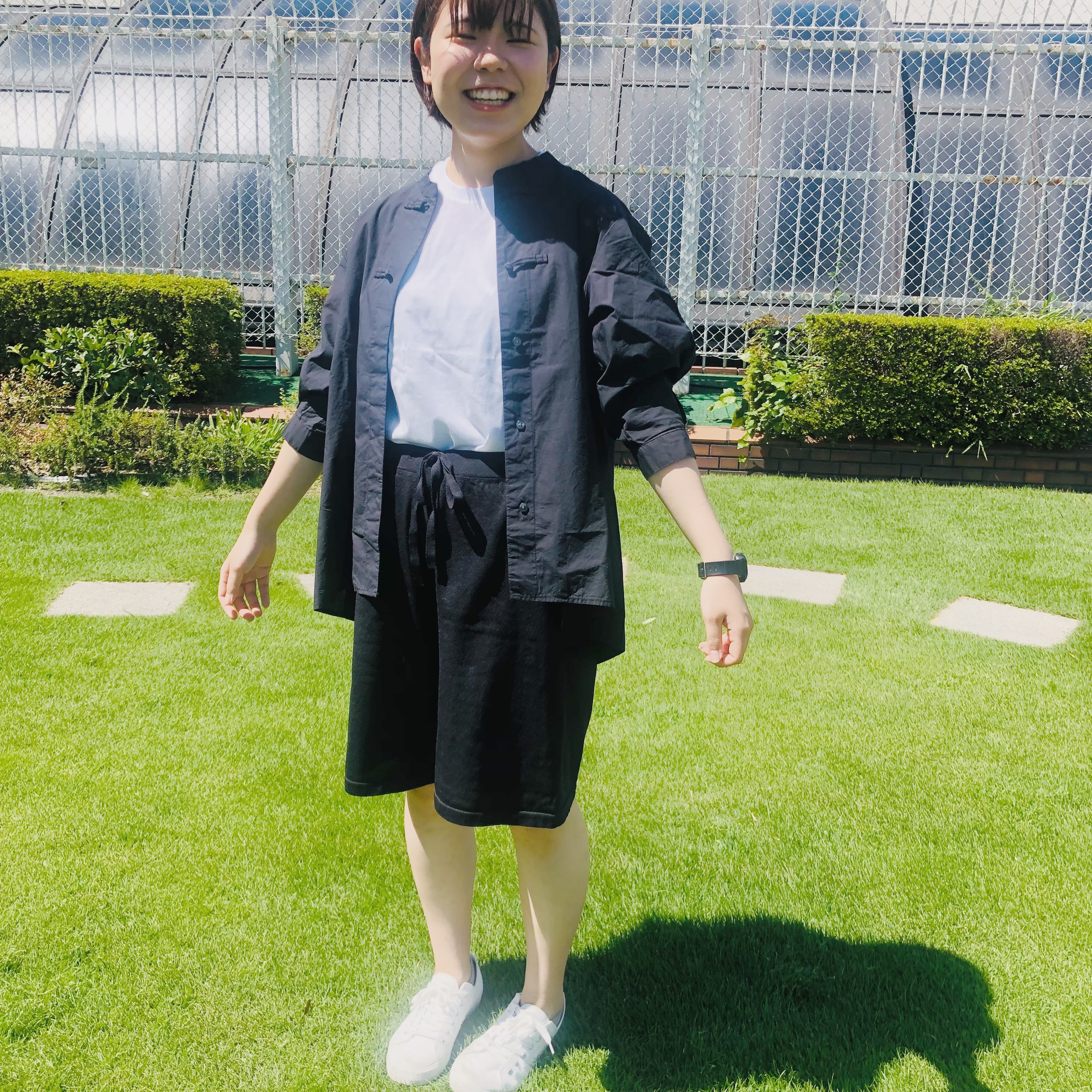黒いショートパンツとシャツを着用しているスタッフ