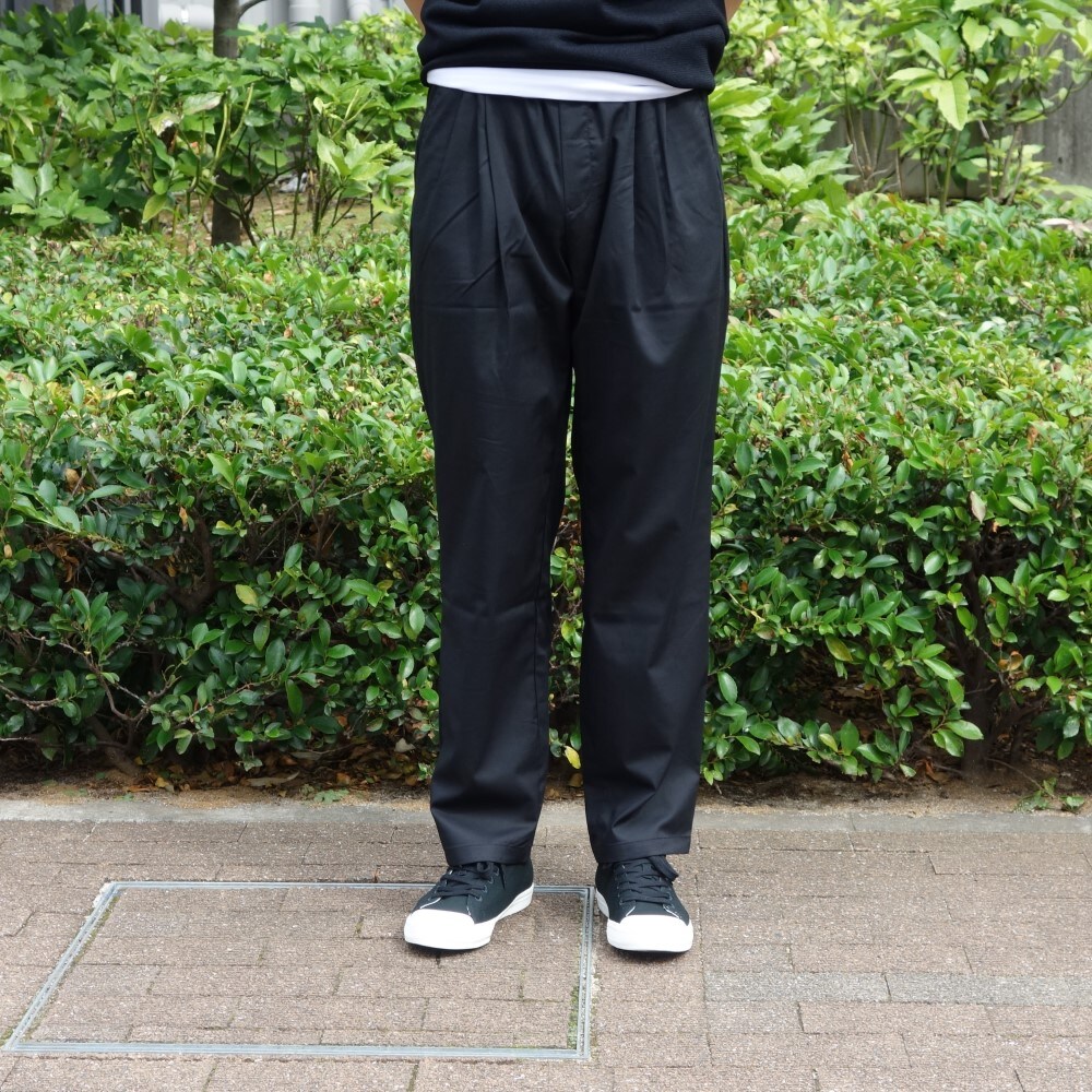 タックワイドパンツの写真