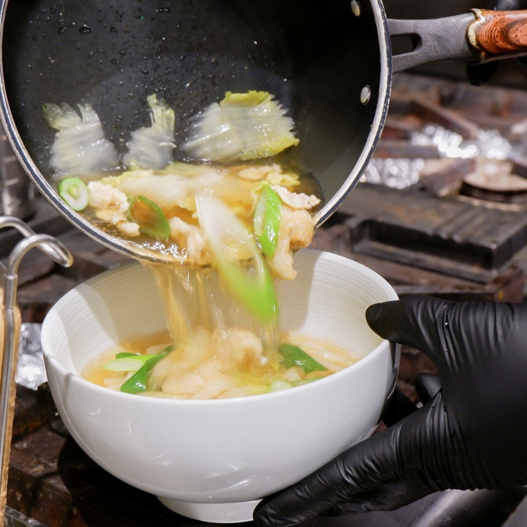 【京都山科】澄んだお出汁に炭が香る｜肉ぶっかけうどんロマン亭