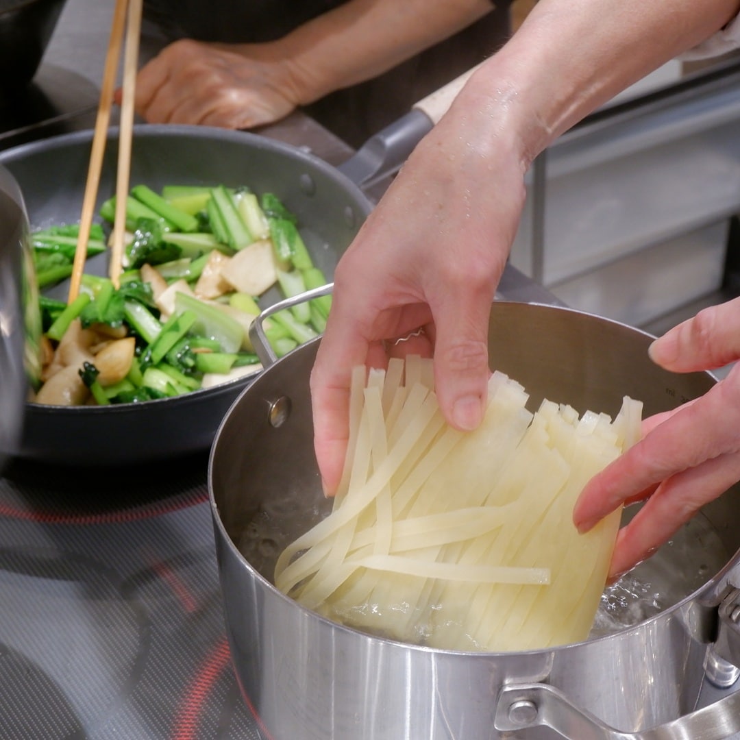 【京都山科】ラーメンでもうどんでもない、食感がくせになる盛岡温麺｜いっしょにつくろう