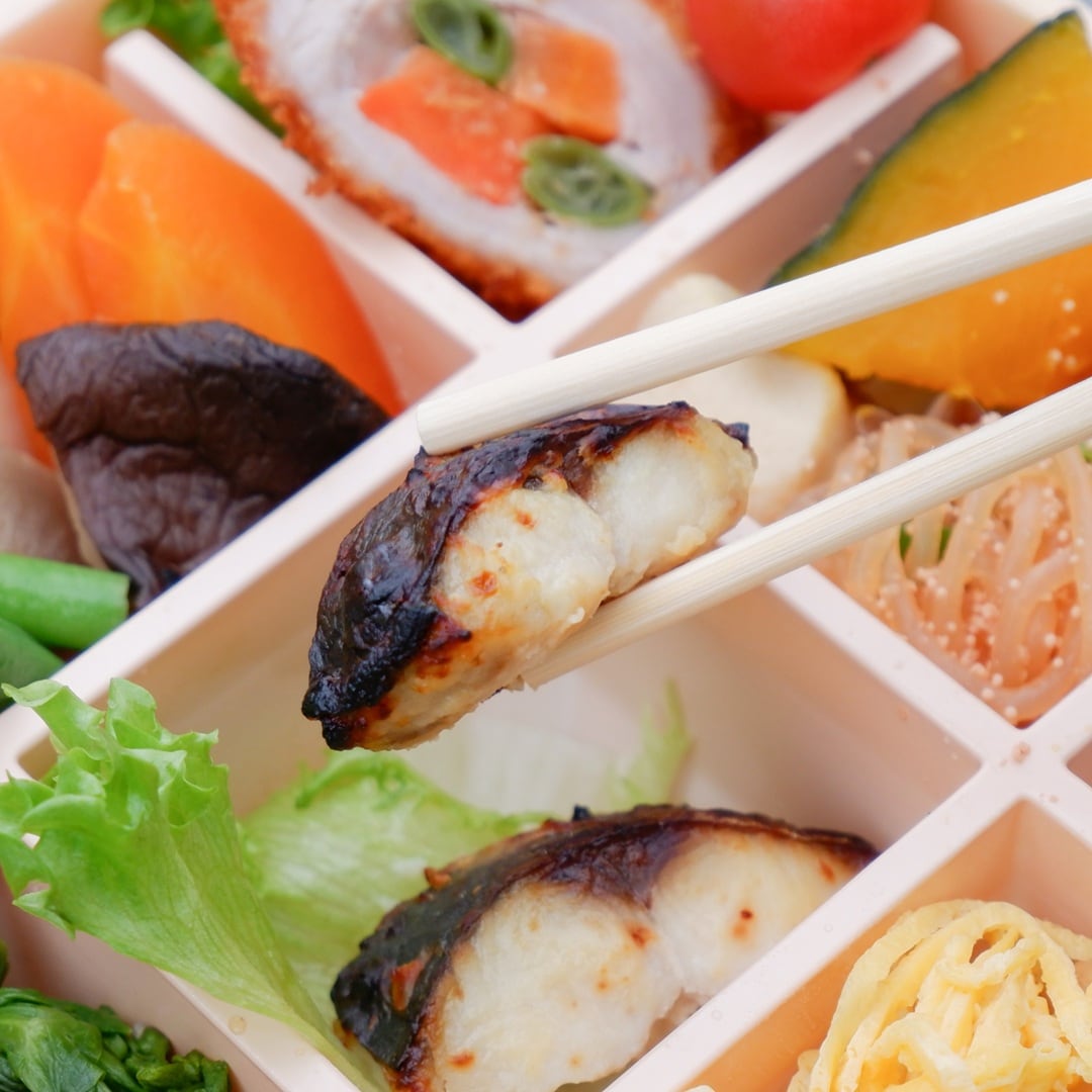 【京都山科】膝のうえにも花満開｜お惣菜屋 咲菜