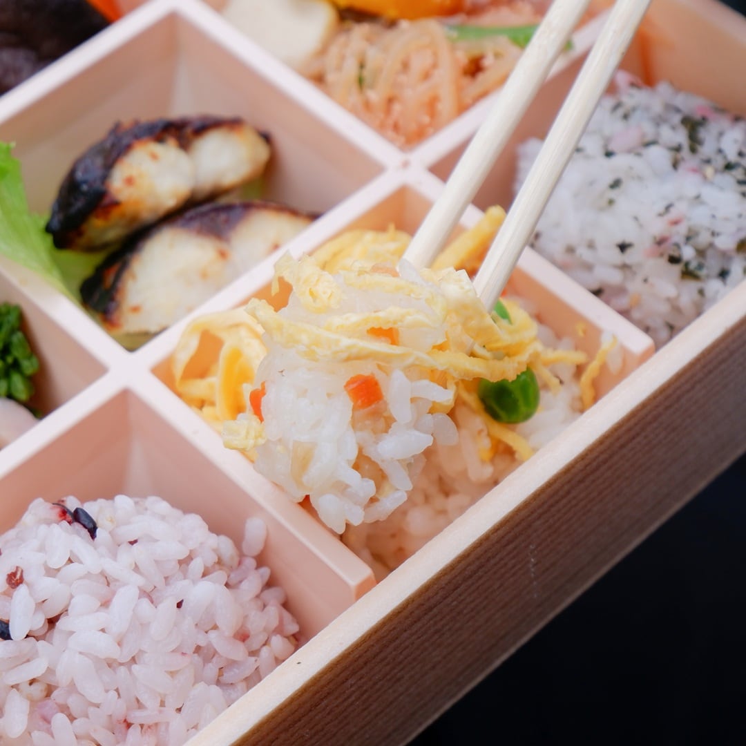 【京都山科】膝のうえにも花満開｜お惣菜屋 咲菜