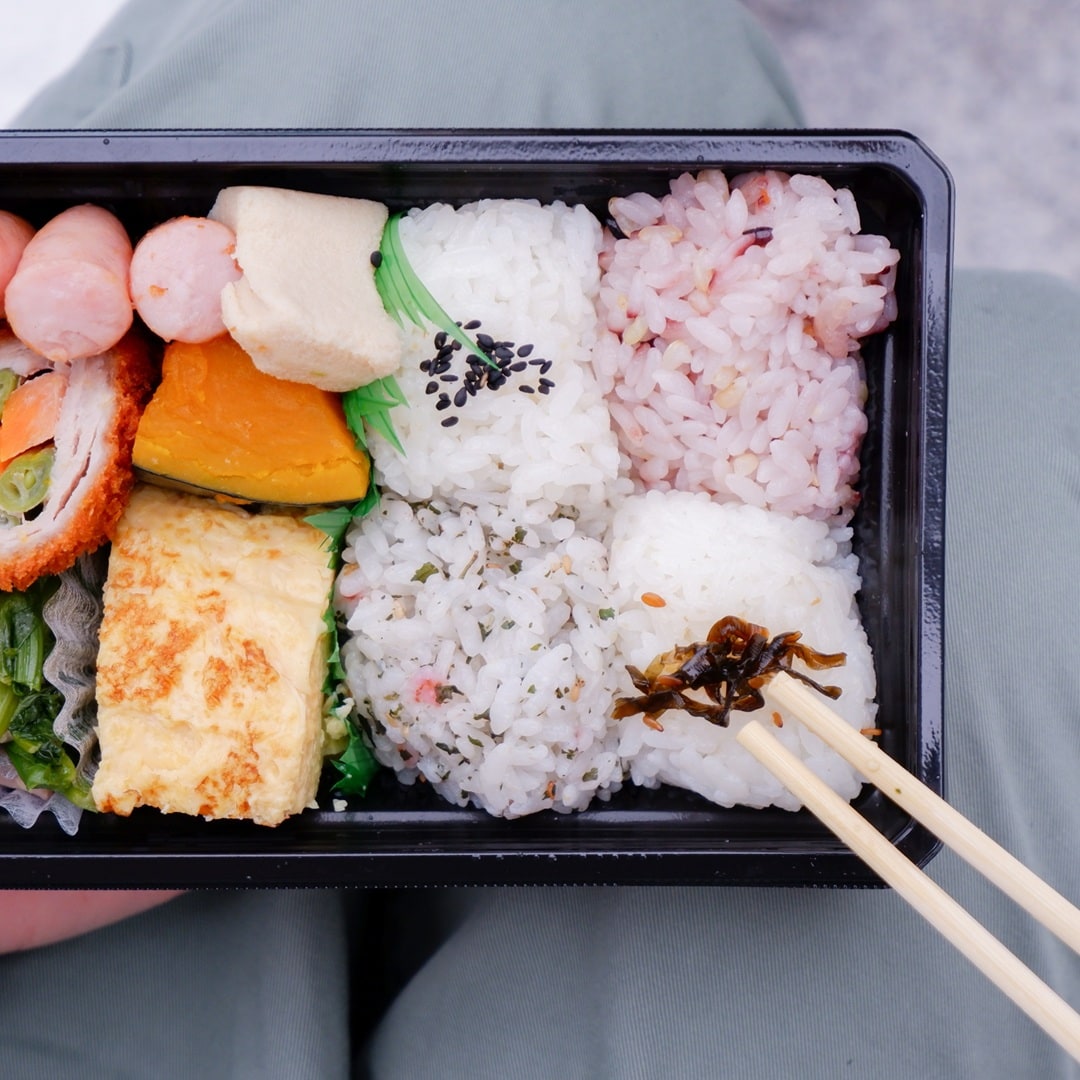 【京都山科】膝のうえにも花満開｜お惣菜屋 咲菜