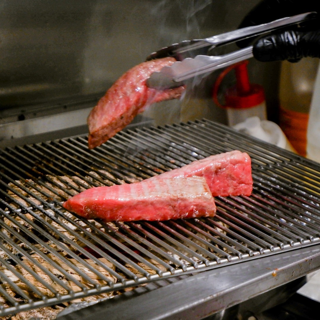 【京都山科】京檸檬で引き立つ、お肉のうま味｜ビフテキ重・肉飯　ロマン亭