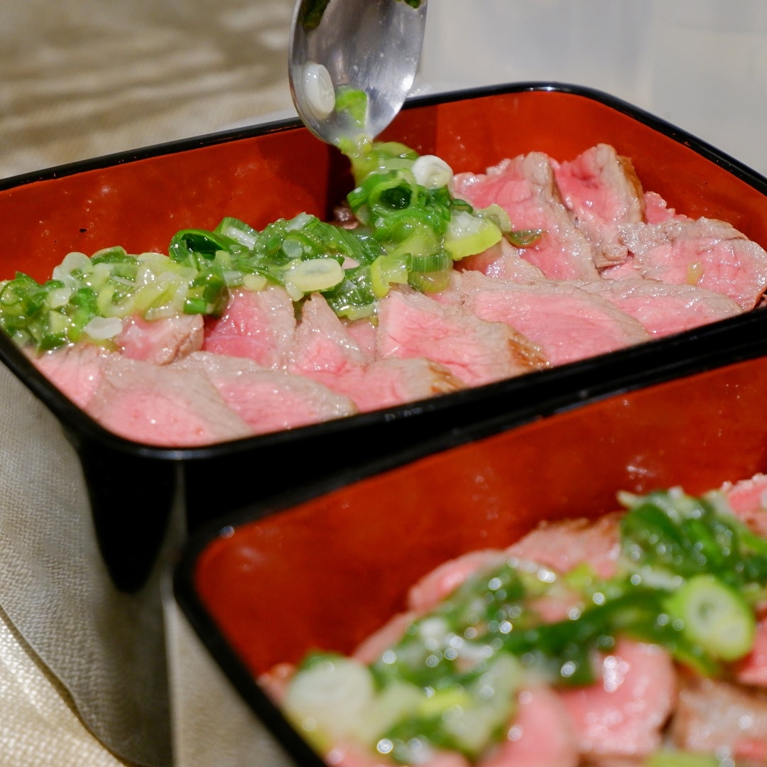 【京都山科】京檸檬で引き立つ、お肉のうま味｜ビフテキ重・肉飯　ロマン亭