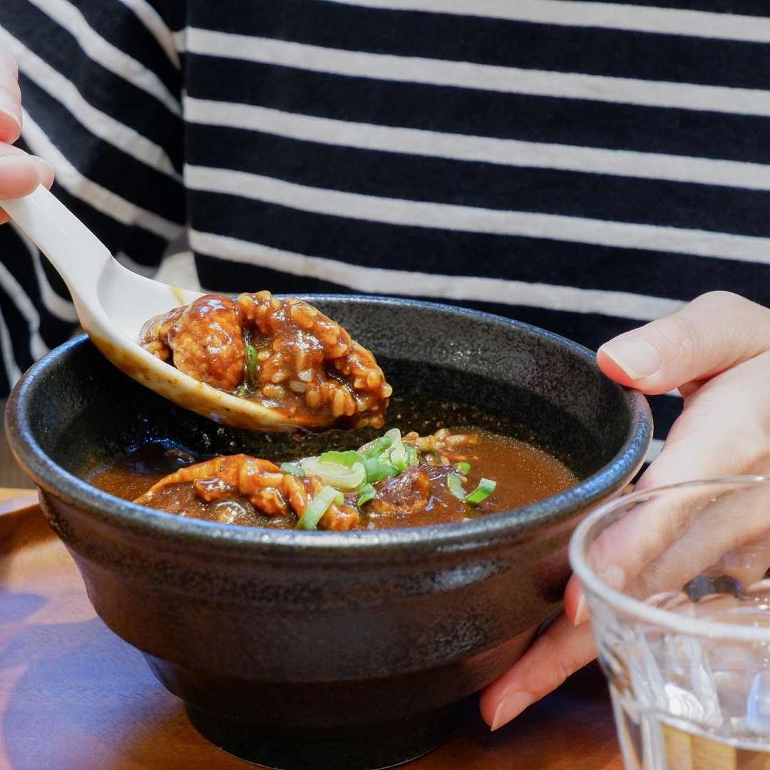 【京都山科】炭香とスパイスが出合いました｜肉ぶっかけうどんロマン亭