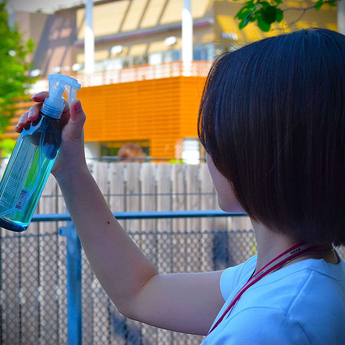 化粧水を顔に吹きかけてる人