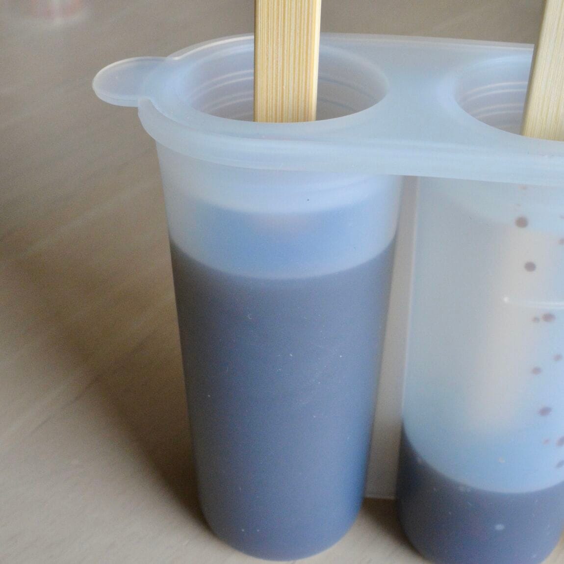 商品を型に入れ凍らせる