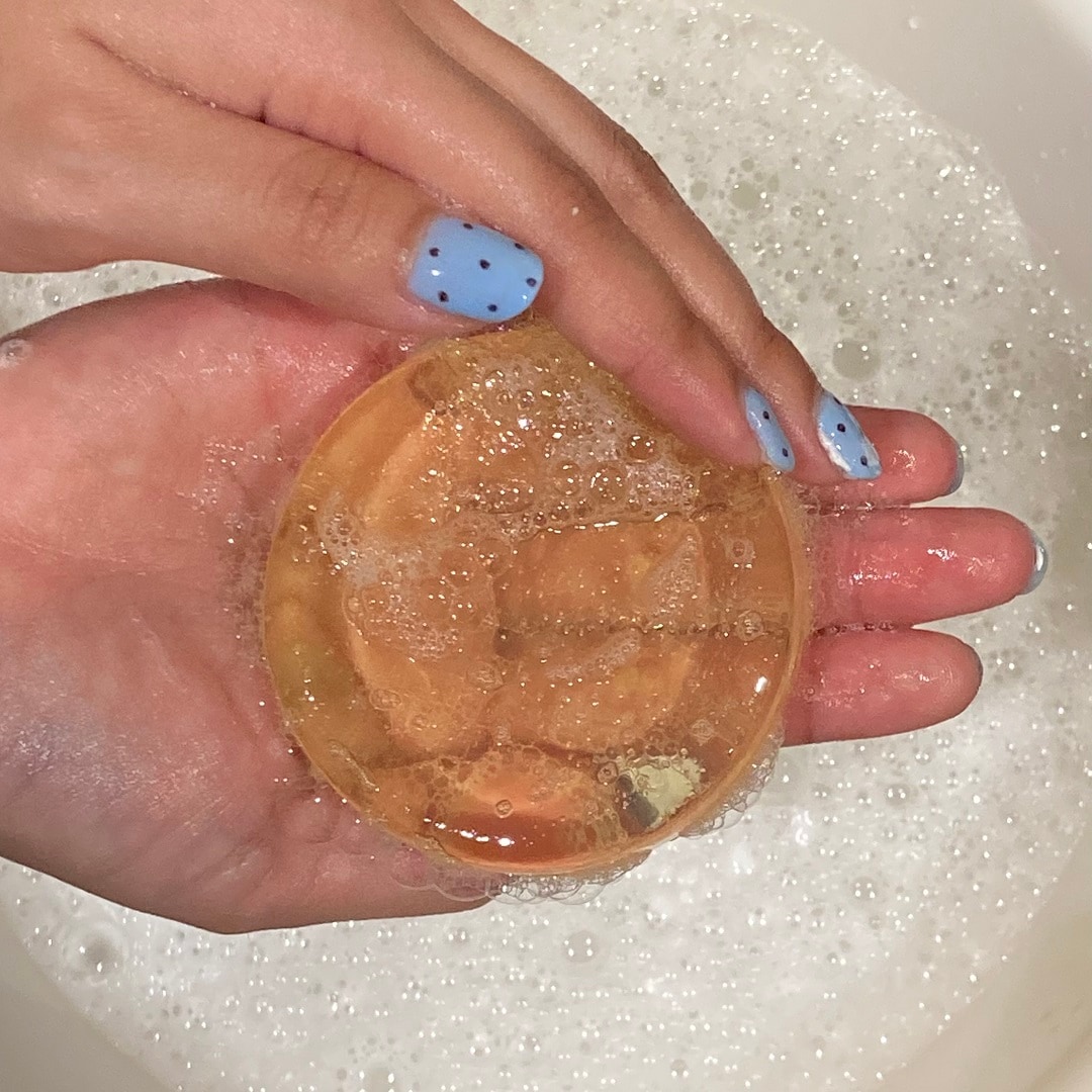 石鹸を使って実際に手で泡立てている写真