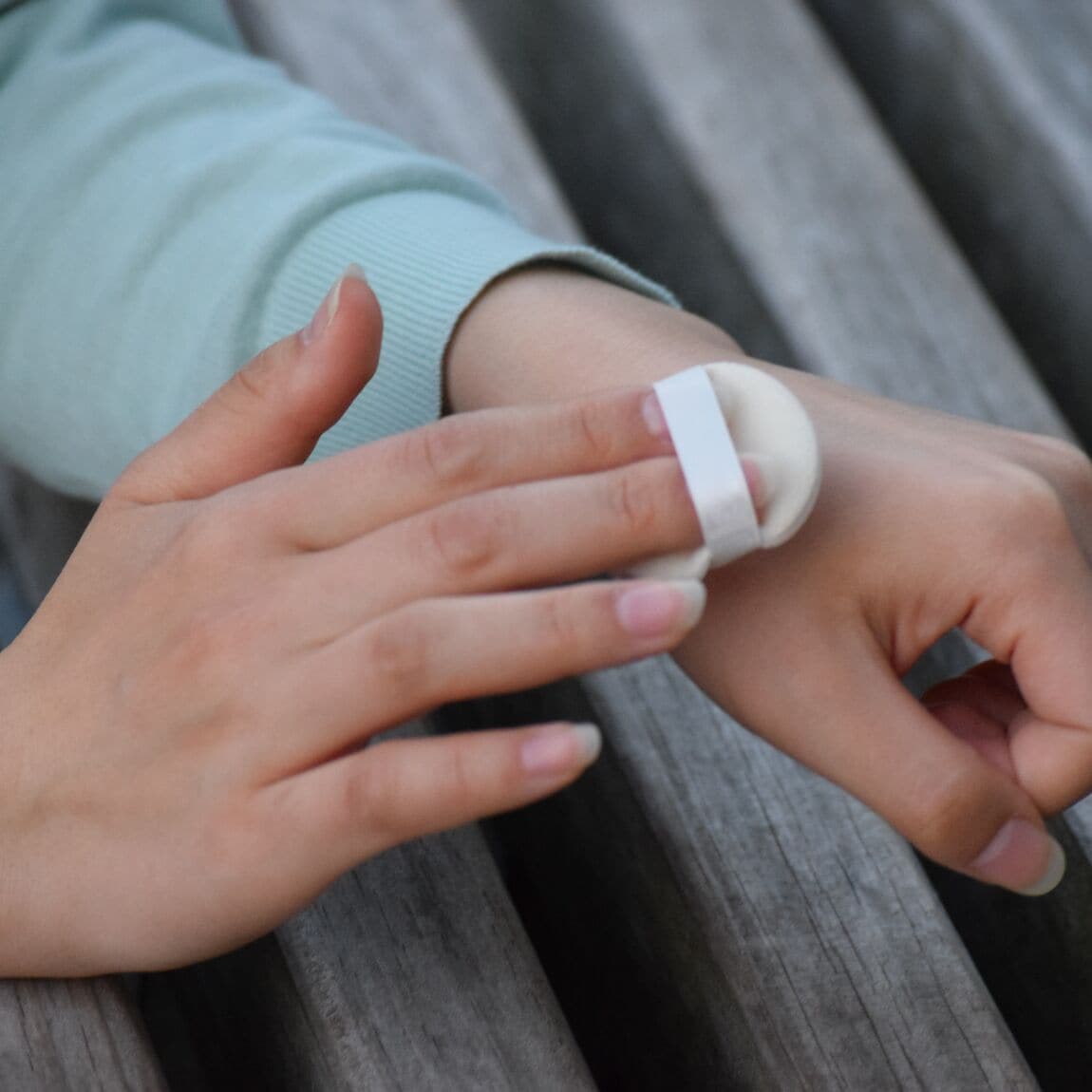 パウダーを塗っている