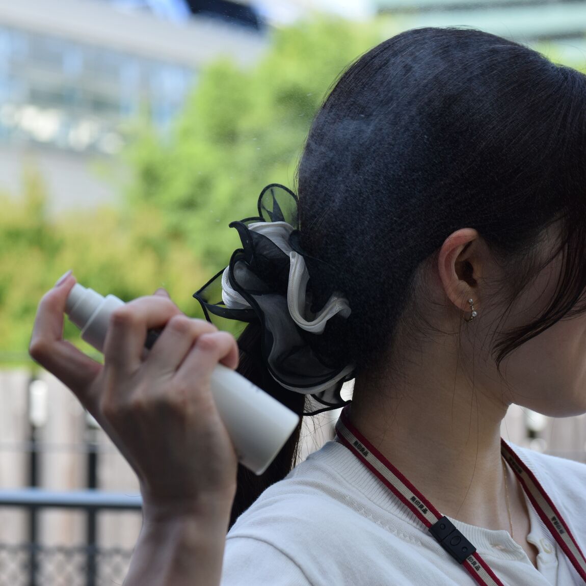 スプレーを髪にかけている