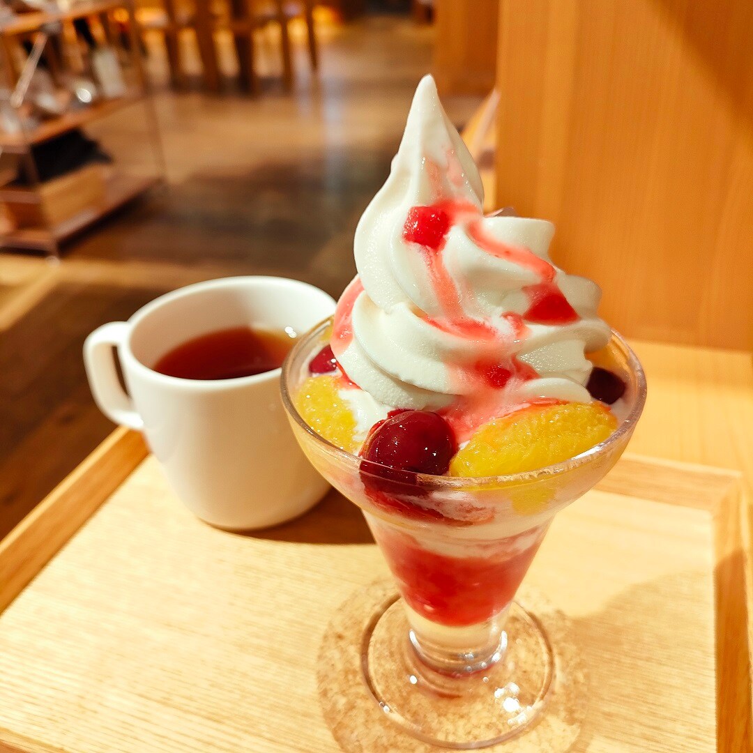 チェリーパフェ+紅茶