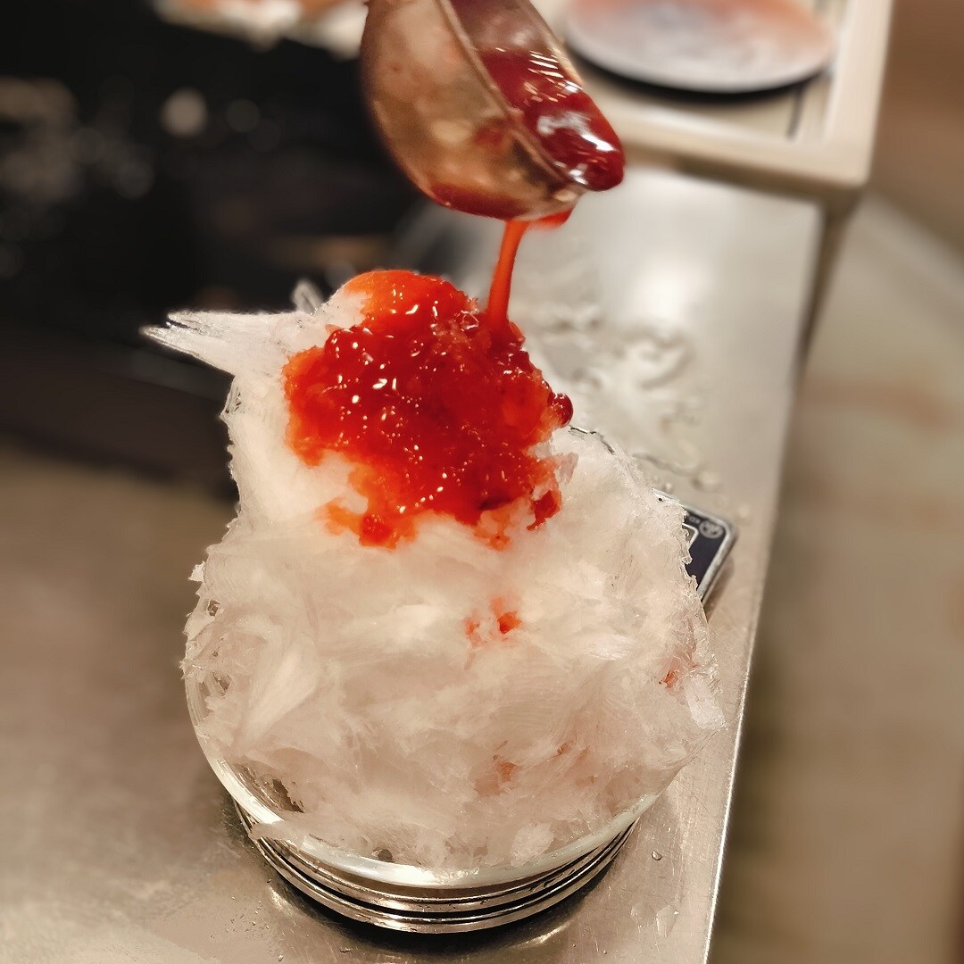 氷にシロップをかける