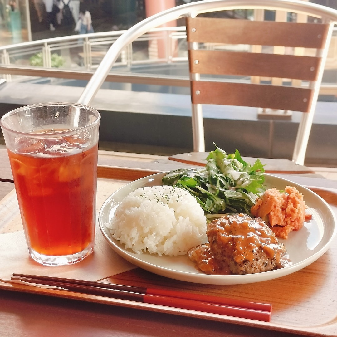 ハンバーグプレートとアイスルイボスティーのセット