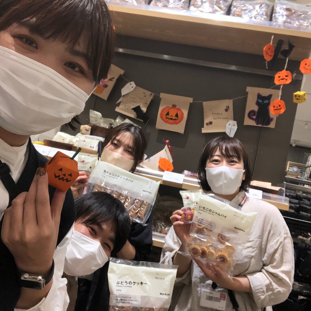 かぼちゃ達と一緒にご来店お待ちしています