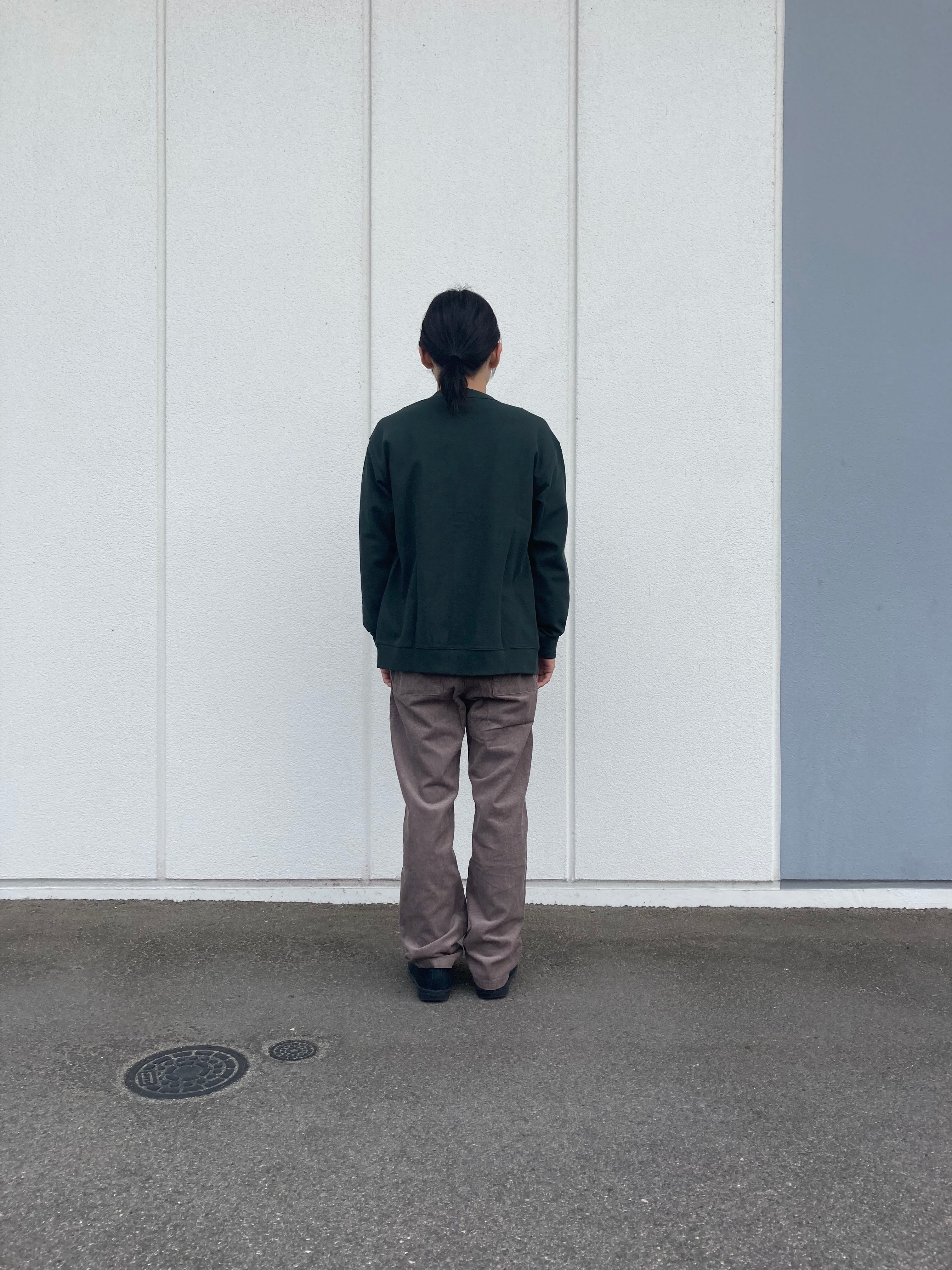男性の後ろ姿の写真