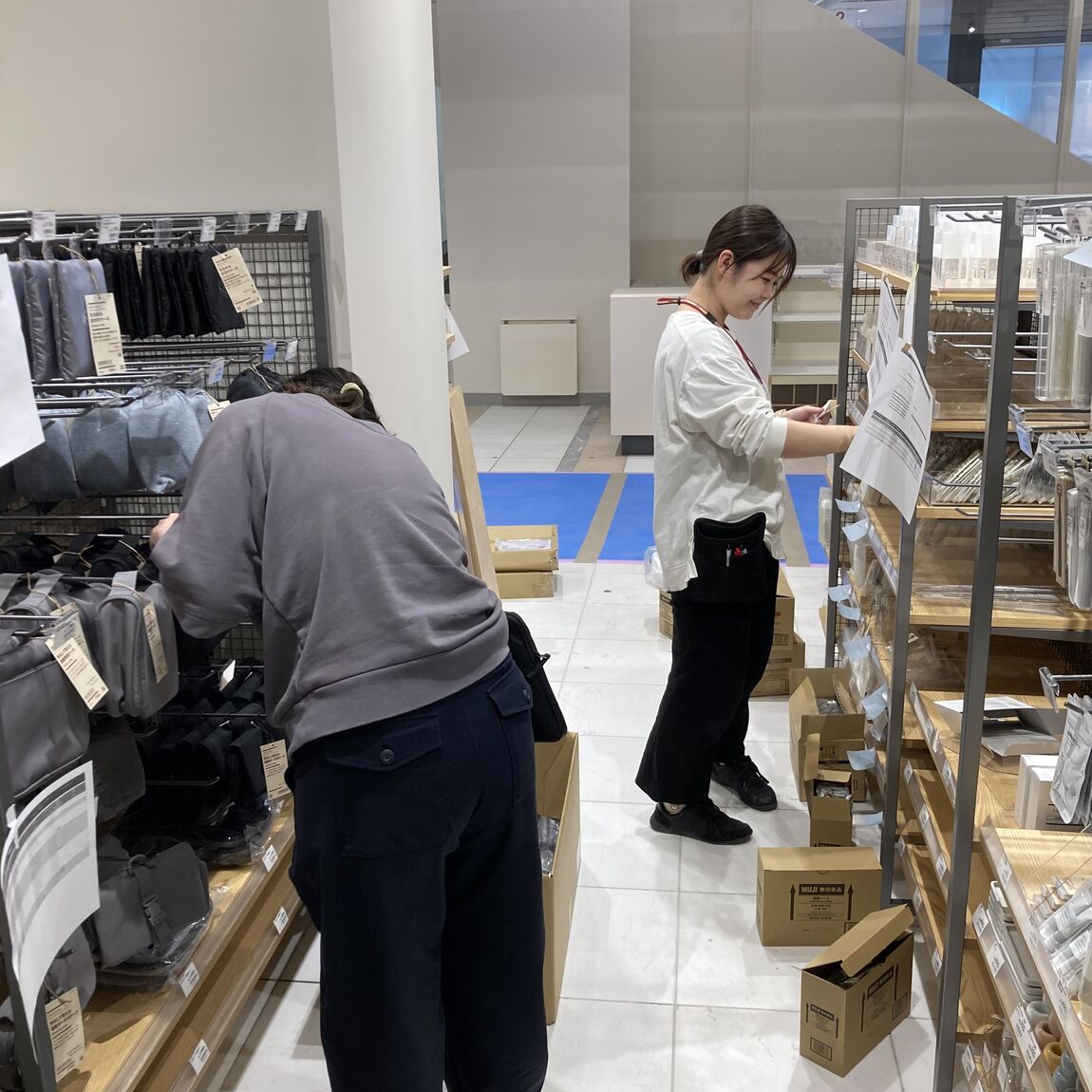 品出ししている写真