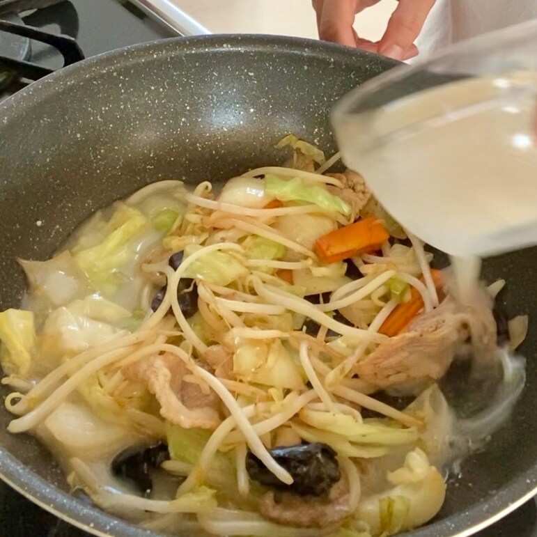 【シエスタハコダテ】ひとり分からつくれる鍋の素を使った、野菜たっぷり中華丼