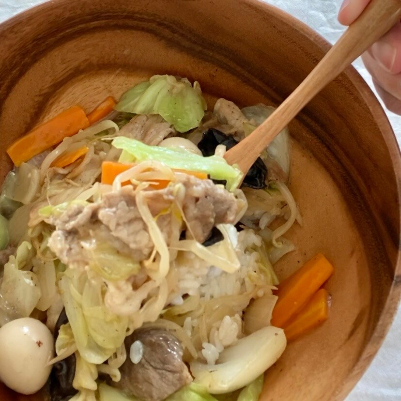 【シエスタハコダテ】ひとり分からつくれる鍋の素を使った、野菜たっぷり中華丼