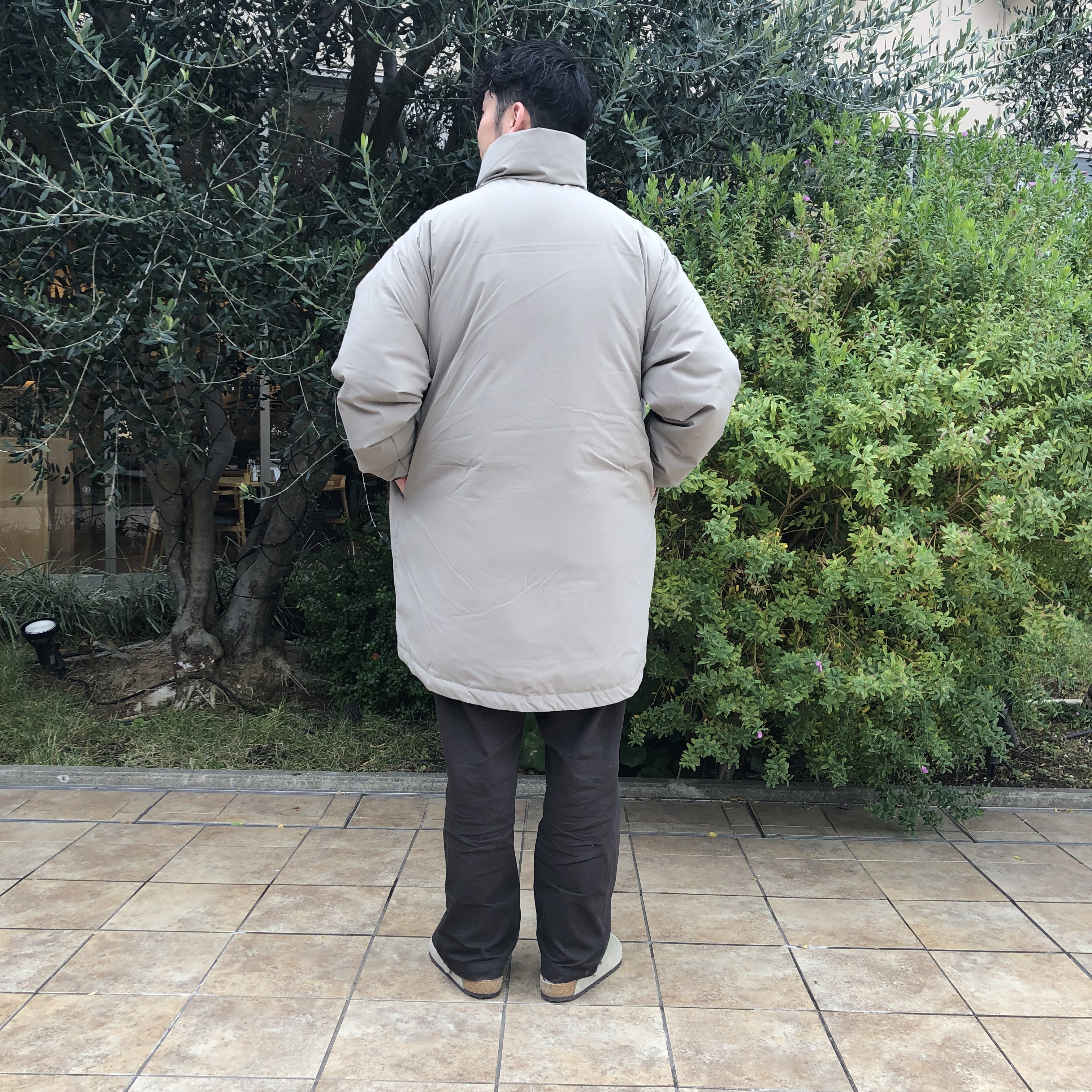 アウターを着ている男性