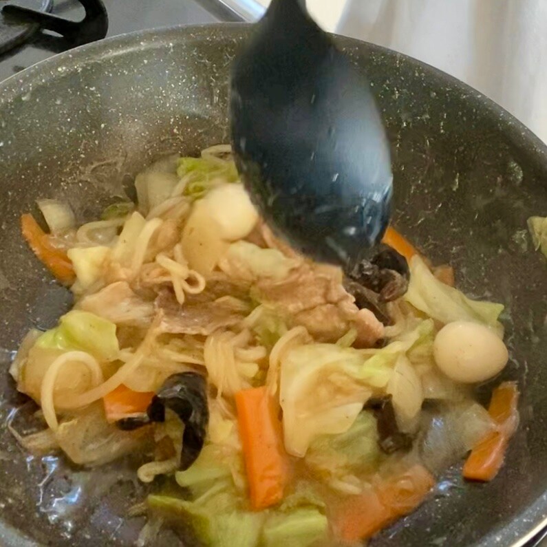 【シエスタハコダテ】ひとり分からつくれる鍋の素を使った、野菜たっぷり中華丼