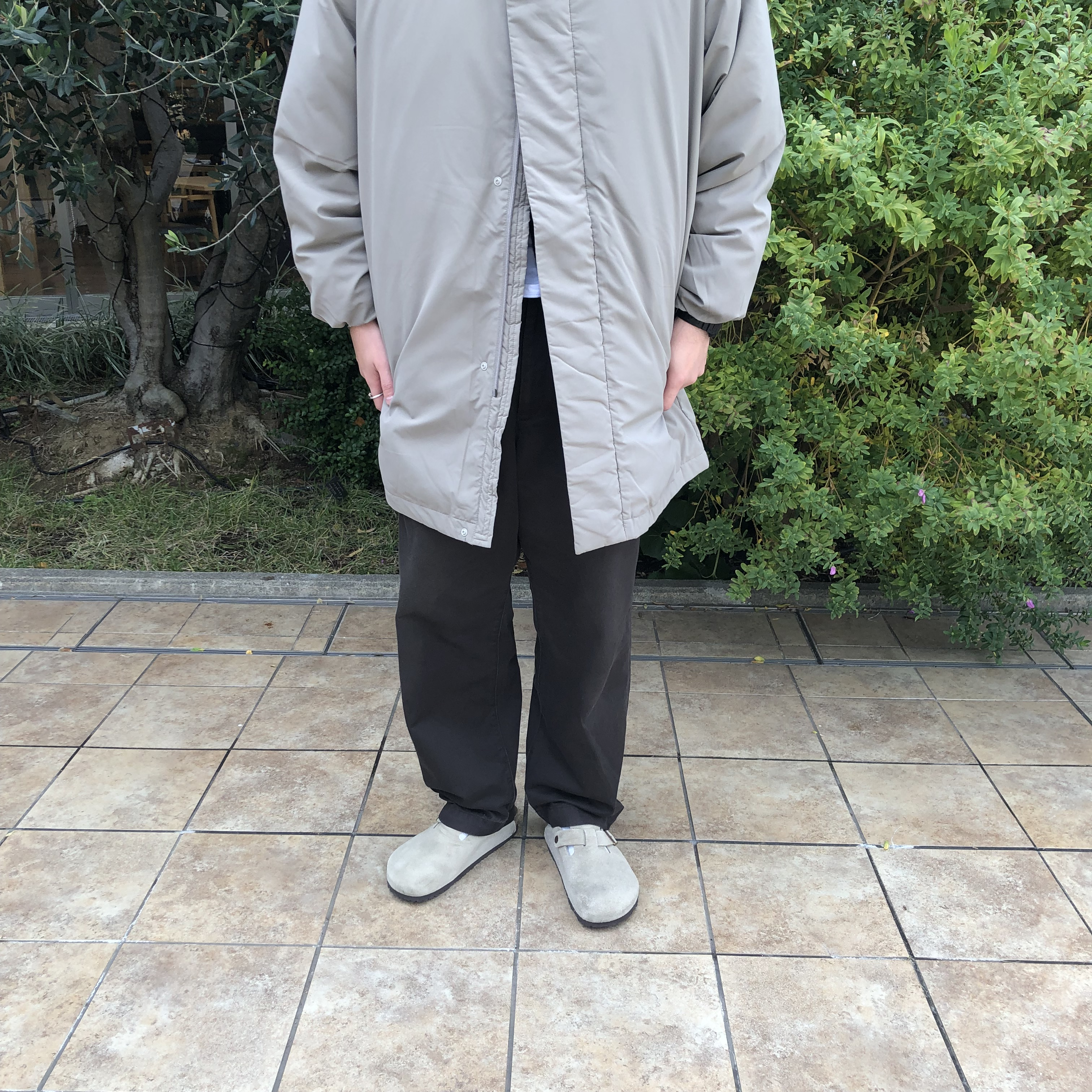 アウターを着ている男性