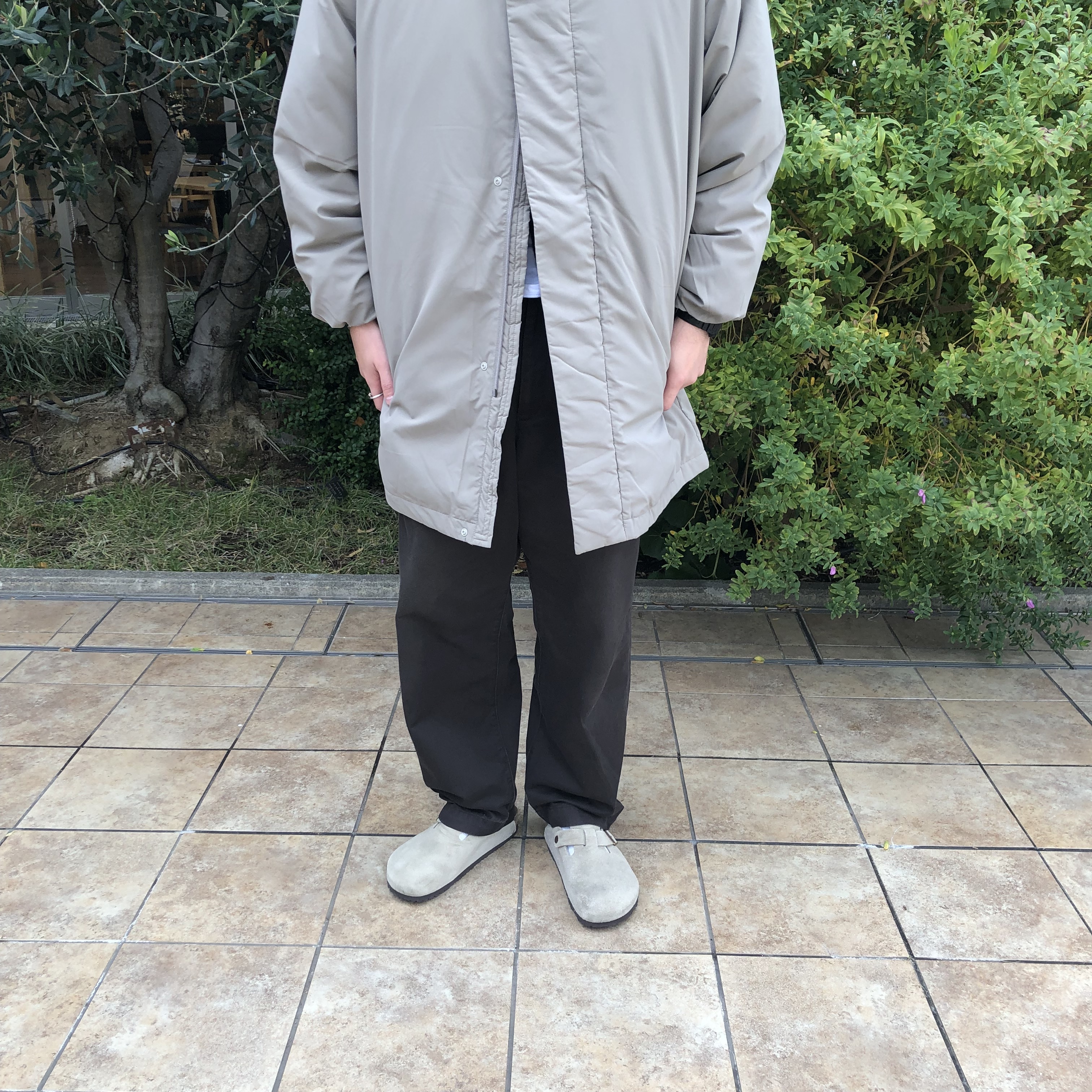 アウターを着ている男性