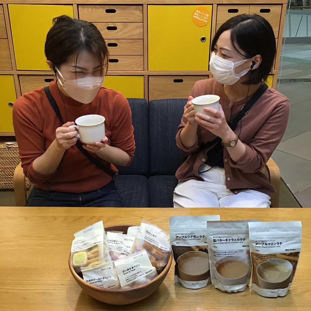 ラテを飲む笑顔の二人