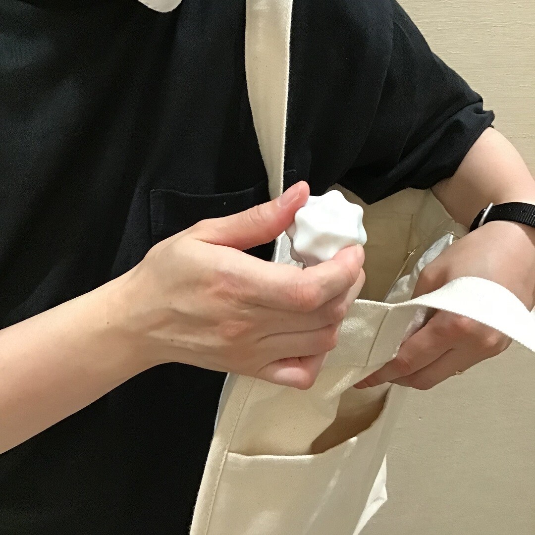 ツボ押しボールをかばんに入れた写真