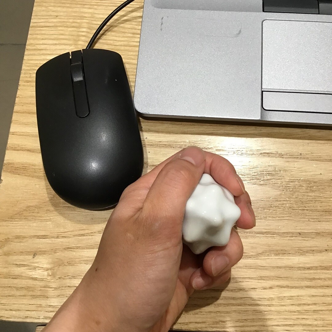 ツボ押しボールを握っている写真
