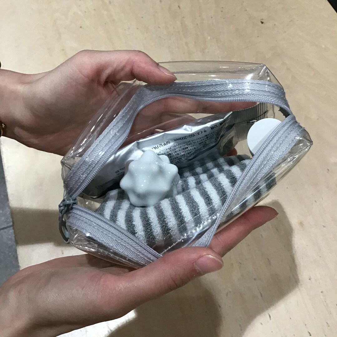 ツボ押しボールをポーチに入れた写真