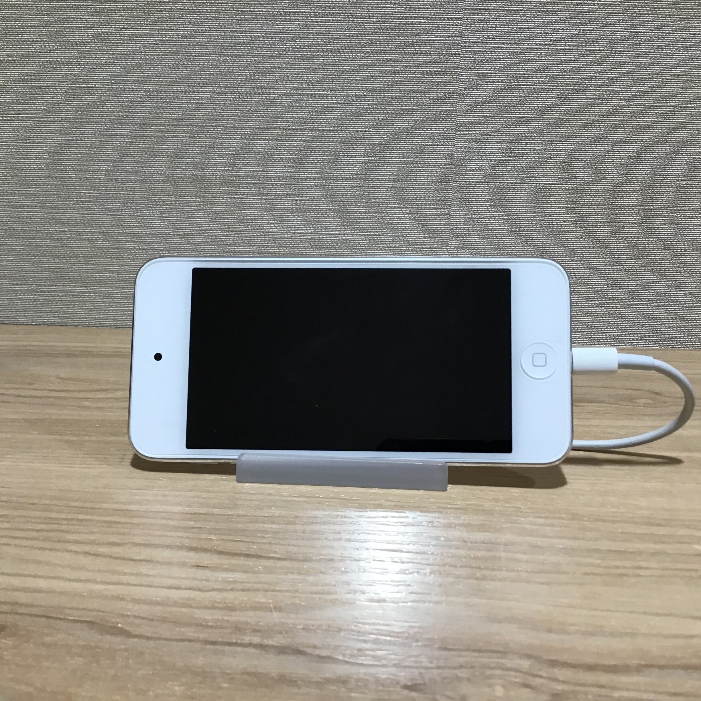 スタンド付き角型にスマートフォンを乗せている写真