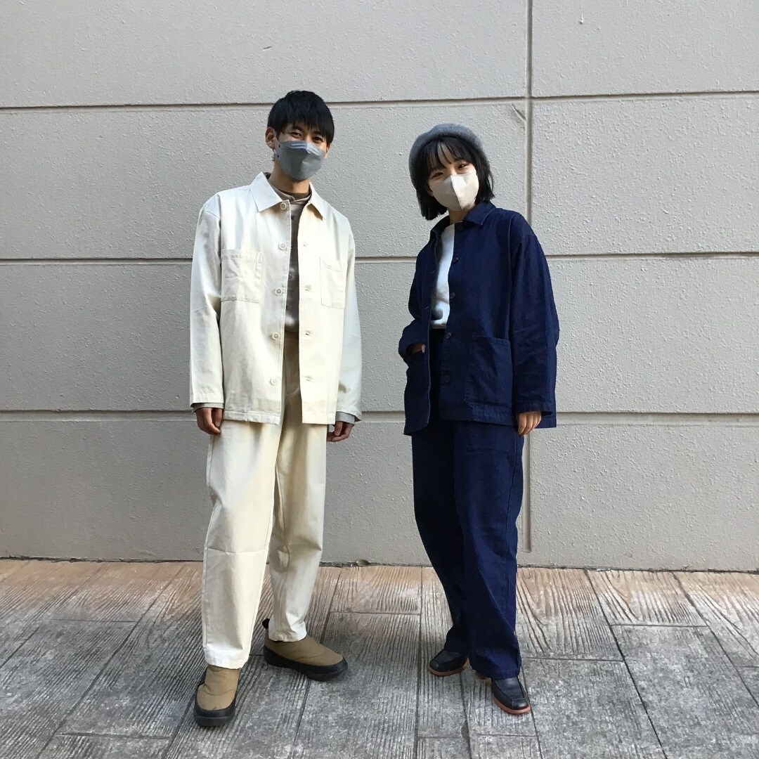 カポック着用の全身写真