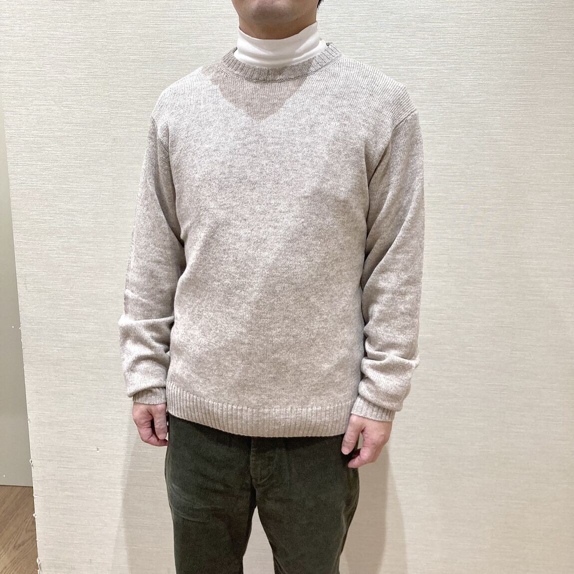 ベージュのセーターを着用した男性