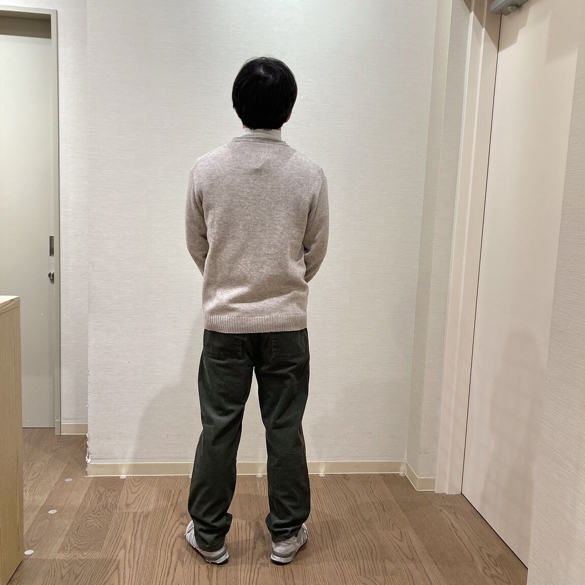 ベージュのセーターを着用した男性
