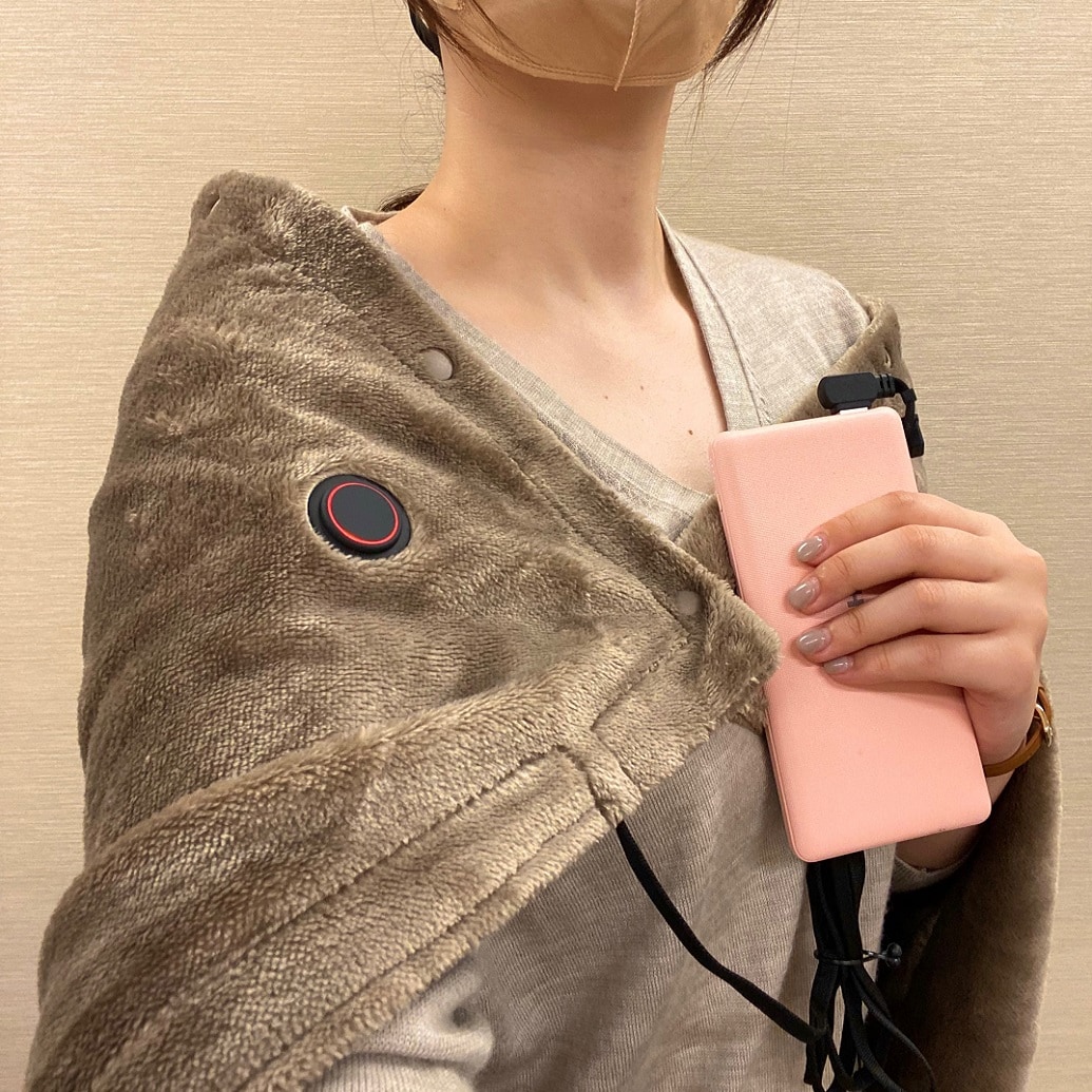 洗えるUSBブランケットを羽織る画像