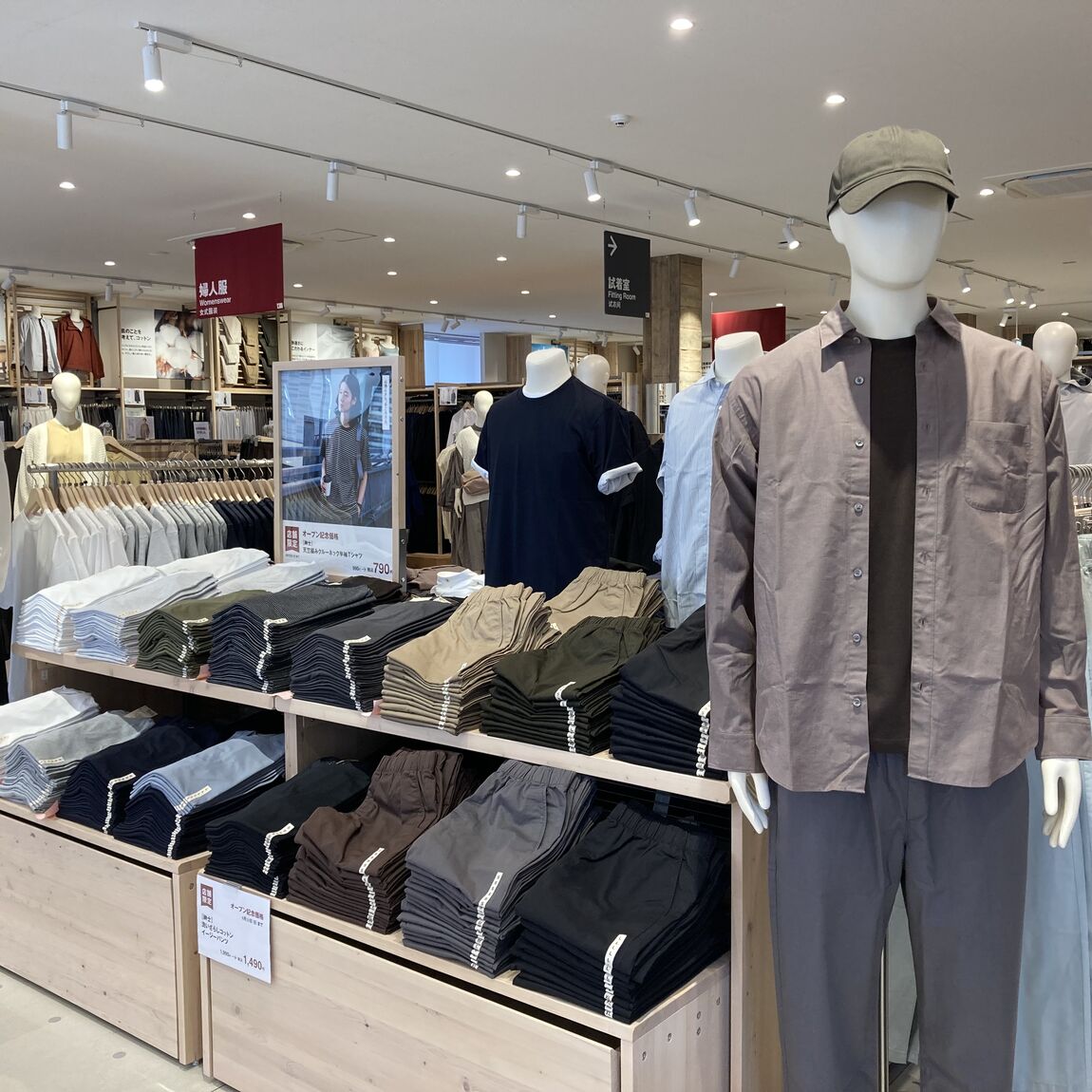 【総社】店内の紹介／衣服売り場_LWMQ1V