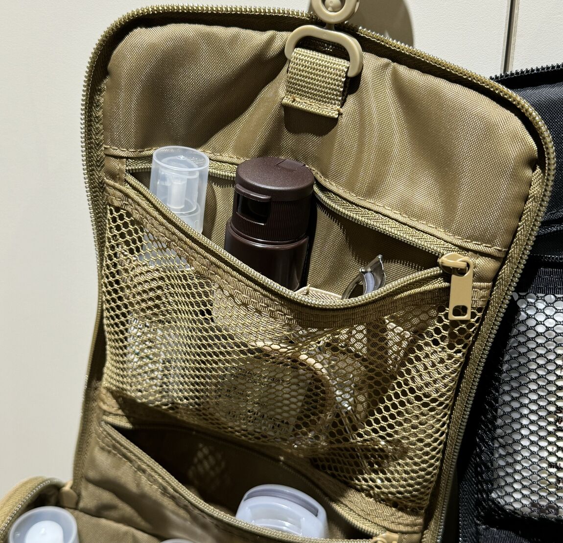 吊るして使える洗面用具ケース