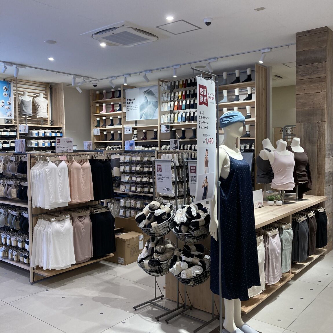 【総社】店内の紹介／衣服売り場_YqX9qW