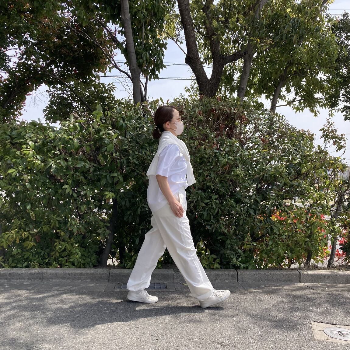 白歩く