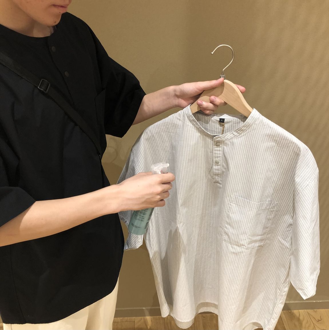 お出かけミストをふっている様子