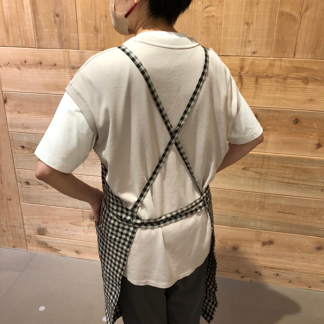 エプロン後ろ姿