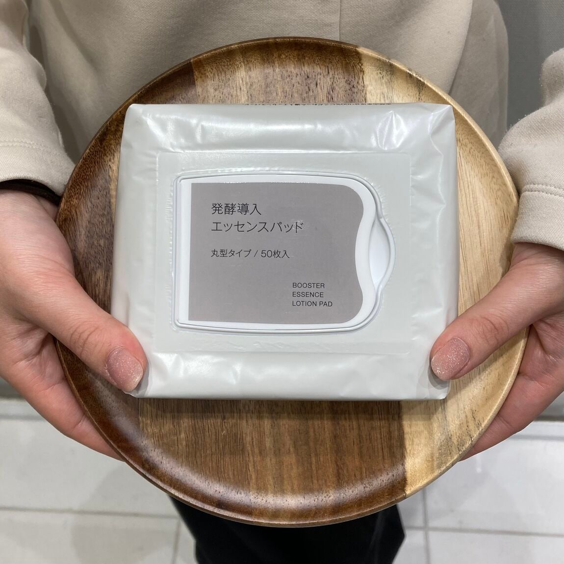 発酵導入エッセンスパッドを持っている写真