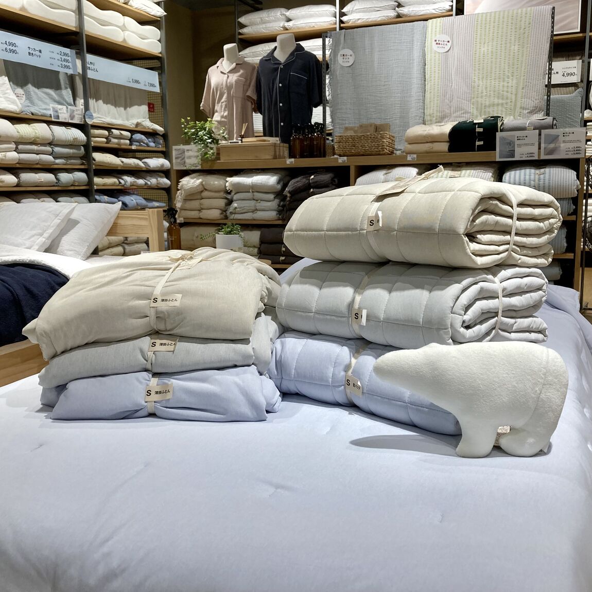 ひんやり寝具は3色ご用意ございます。